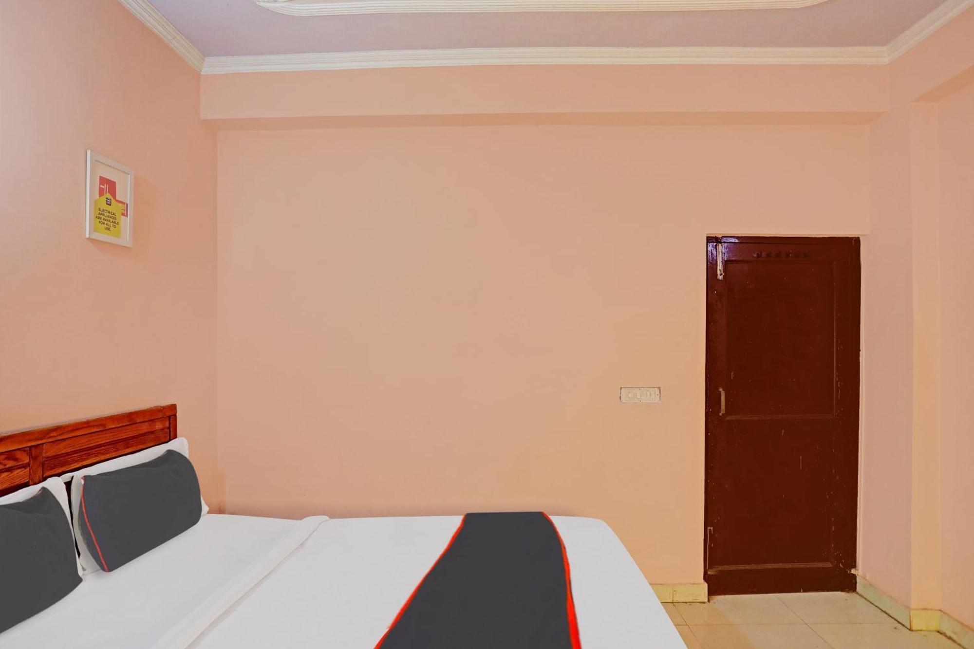 Collection O Mayank Guest House Near Iskcon Temple Noida Kālkāji Devi Esterno foto
