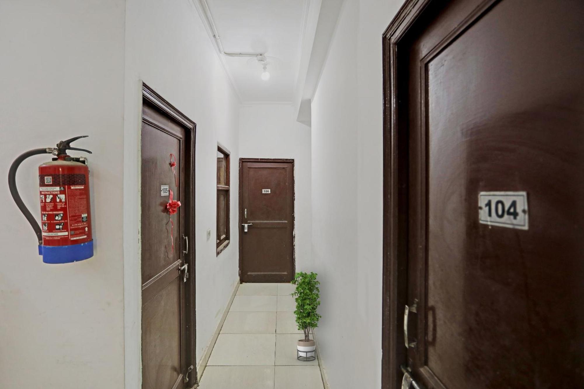 Collection O Mayank Guest House Near Iskcon Temple Noida Kālkāji Devi Esterno foto